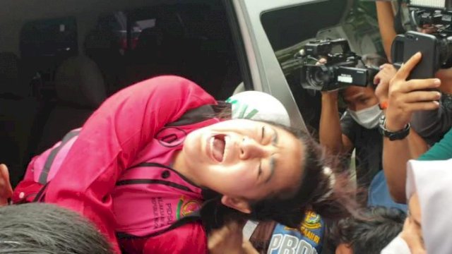 Proses penangkapan Wanita Emas atau Hasnaeni yang penuh drama. Foto: dok Republika