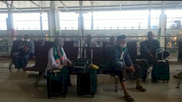 Potongan video yang melaporkan jemaah umrah yang gagal berangkat karena petugas KKP tidak ada di bandara. Foto: dok