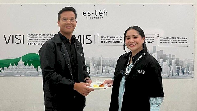 Nagita Slavina (Kanan) jadi CEO Esteh Indonesia menggantikan Haidhar Wurjanto.  Foto: IG/@haidharwurjanto