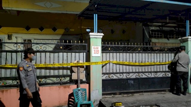 Polisi saat melakukan pemeriksaan di lokasi penemuan mayat/IST