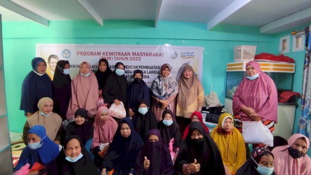 LPM UNM Kembangkan Penelitian Lewat Pembuatan Sabun dari Minyak Jelantah untuk Warga Lansia