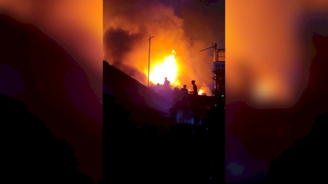 Tangkapan layar dari video amatir kebakaran yang terjadi di kawasan padat penduduk, Kelurahan Rappokalling, Makassar. Foto: ist