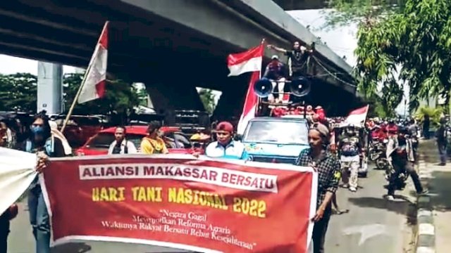 atusan massa yang tergabung dalam aliansi buruh dan petani melakukan aksi demonstrasi guna memperingati Hari Tani Nasional di kawasan Fly Over, Kota Makassar, Sulawesi Selatan (Sulsel), Selasa (27/9/2022) siang/IST
