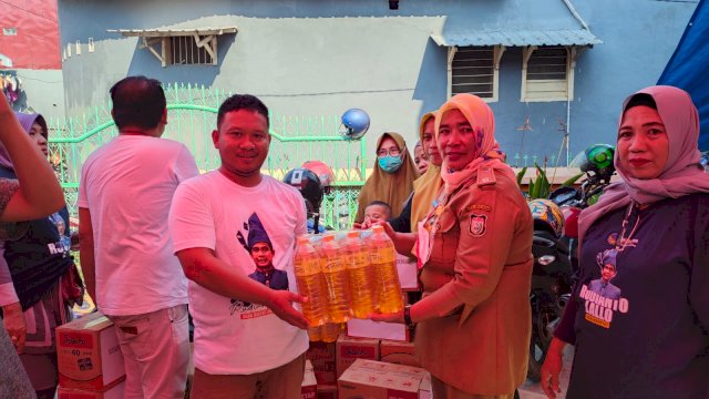 Penyerahan bantuan Yayasan Anak Rakyat Indonesia(YARI) kepada korban kebakaran di Kelurahan Rappokalling Makassar yang diterima langsung Lurah Salma/IST