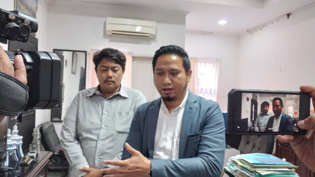 Kuasa hukum SLV Travel, Ade Dwi Putra. Foto: Portalmedia/Reza