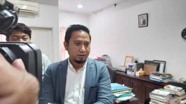 Kuasa hukum PT SLV Modern Travelindo, Ade Dwi Putra memberikan keterangan pers terkait perkembangan kasus SLV Travel. Foto: portalmedia/Reza