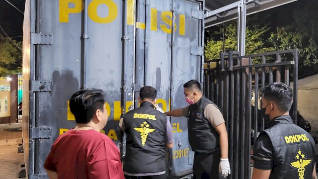 Aparat kepolisian yang melakukan evakuasi terhadap jasad pria tanpa identitas yang ditemukan mengapung di Dermaga Polejiwa, Barru. Foto: dok