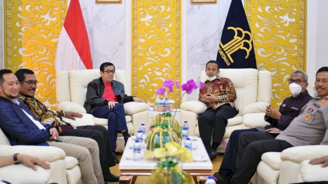 Andi Sudirman saat makan malam dan berdiskusi bersama di Kantor Wilayah Kemenkumham Sulsel yang juga dihadiri oleh Forkopimda Plus; Kapolda Sulsel, Bapak Irjen Pol Drs Nana Sudjana; Kepala Perwakilan Kemenkumham Sulsel, Bapak Liberti Sitinjak; dan Wali Kota Makassar, Danny Pomanto, Selasa malam 27 September 2022/IST