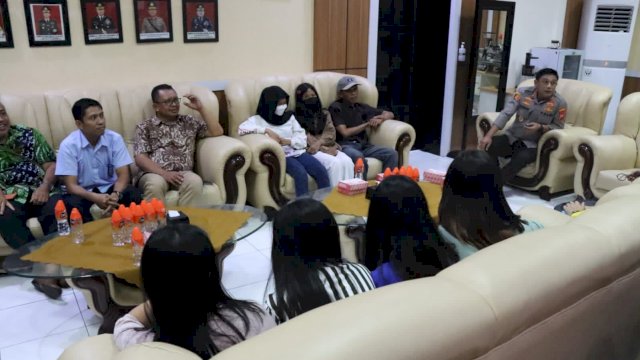Pihak keluarga terlapor maupun pelapor bersepakat menempuh jalur damai dimediasi oleh pihak Kepolisian Resor Kota Besar (Polrestabes) Makassar (Portal Media/Reza)