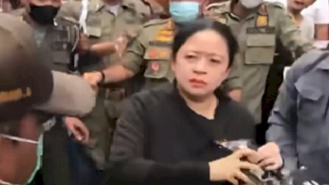 Potongan video Puan Maharani cemberut saat bagi-bagi kaos dengan warga. Foto: ist