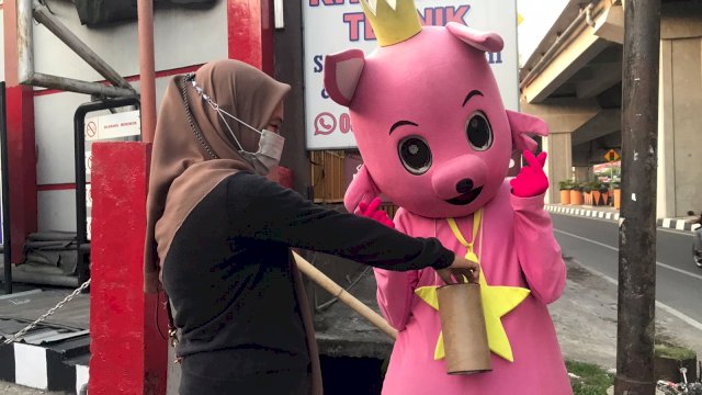 Boneka badut yang beraksi di Makassar. Foto: Portalmedia/Gita