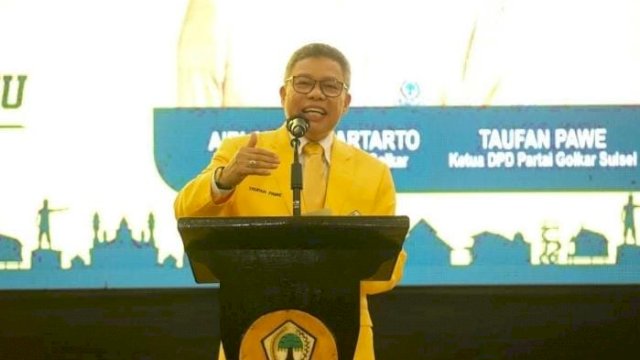Ketua DPD I Golkar Sulsel Taufan Pawe saat melantik kepengurusan Ketua DPD II Golkar Pinrang Usman Marham masa bakti 2021 - 2026 , di Kantor Golkar Pinrang, Kamis, 29 September 2022/ist
