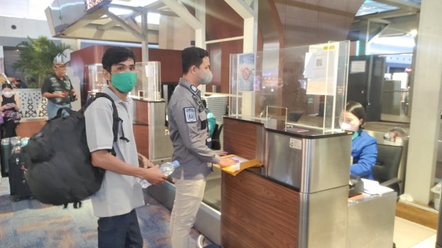 
Keberangkatan ML dan dua petugas Rudenim Makassar dalam rangka pendeportasian menggunakan Pesawat Batir Air dengan kode penerbangan ID 6265 pada hari Kamis tanggal 28 September 2022 Pukul 14.50 Wita dan tiba pukul 15.35 Wib/IST
