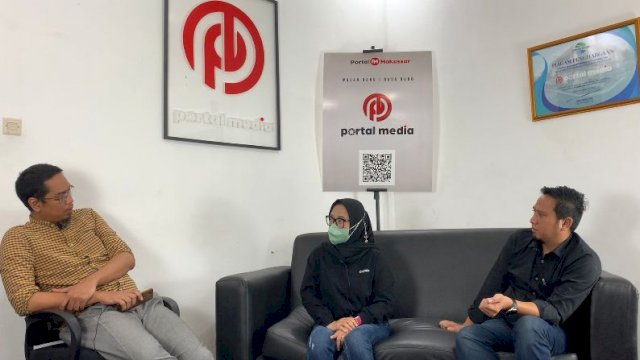 Owner SLV Travel, Selvi Ahmad Firdaus didampingi oleh Kuasa Hukumnya, Ade Dwi Putra saat melakukan klarifikasi terkait berita yang menyerang SLV Travel, Kamis (29/9/2022). Foto: dok Portalmedia