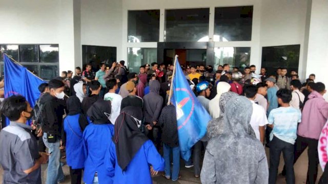 Ratusan mahasiswa melakukan aksi unjuk rasa di depan Kantor Bupati Takalar menuntut realisasi pengerjaan Asrama Putra dan Putri HIPERMATA. Foto: dok