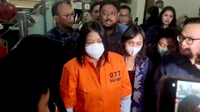 Penampakan Putri Candrawathi memakai baju tahanan saat digiring ke rutan Mabes Polri. Foto: dok kumparan