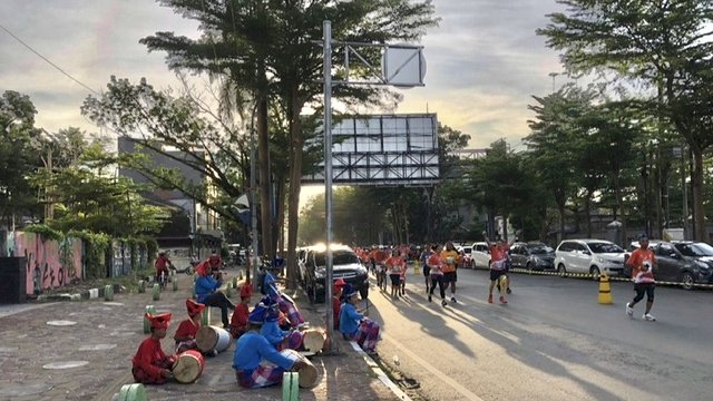 Gendang dan Pui-Pui Bakar Semangat Pelari MHM 2022 Sampai ke Garis Finish
