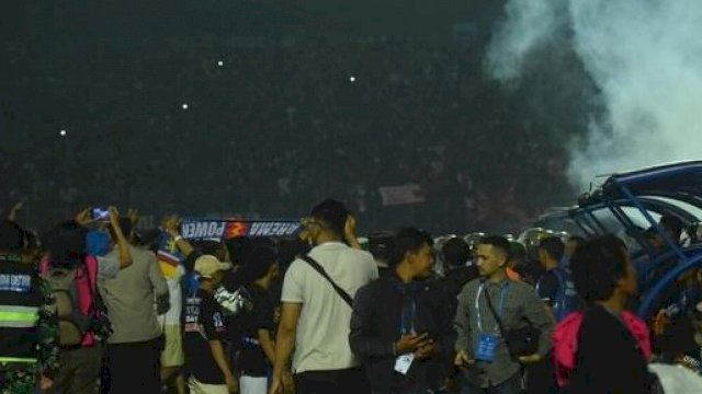Suasana pascapertandingan Arema dan Persebaya, di Stadion Kanjuruhan Malang. Foto: dok Bola