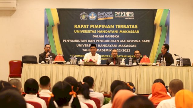 Ketua DPRD Makassar Rudianto Lallo saat memberi memotivasi ratusan mahasiswa baru Universitas Handayani Makassar (UHM), di Grand Immawan, Senin 3/10/2022/IST