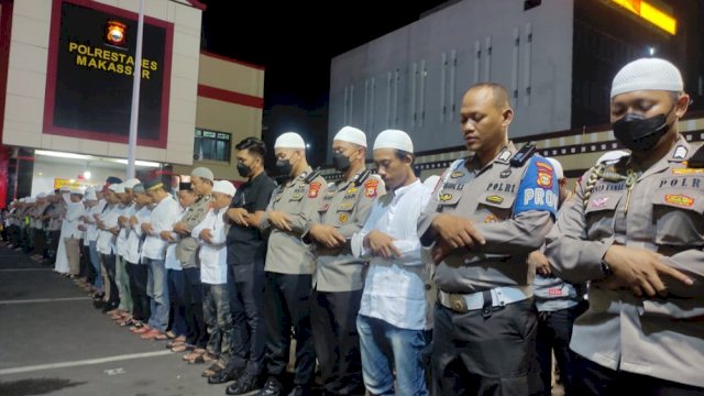 Shalat ghaib yang digelar suporter PSM bersama anggota kepolisian Polda Sulsel untuk korban Tragedi Stadion Kanjuruhan. Foto: Portalmedia/Reza