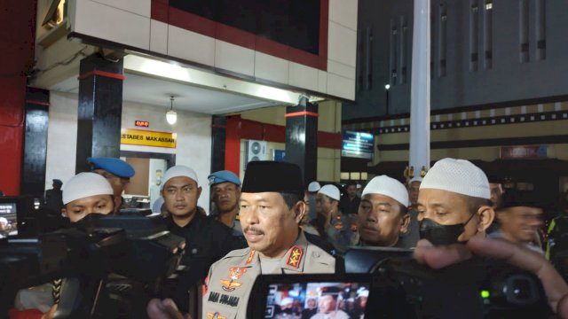 Kapolda Sulsel, Irjen Pol Nana Sudjana saat diwawancarai sejumlah awak media di Mapolrestabes Makassar. Foto: portalmedia/Reza