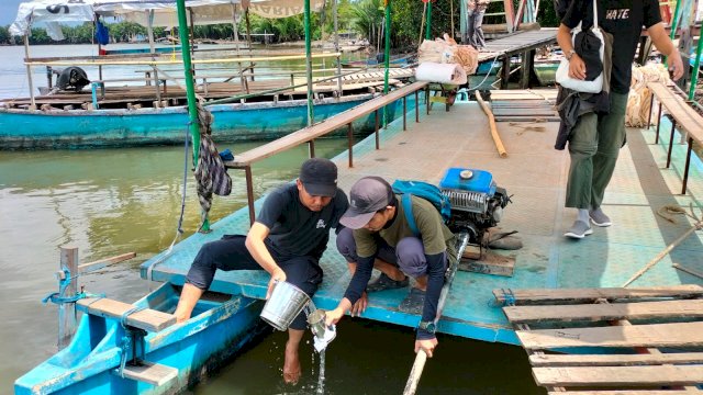 Komunitas Pemerhati Sungai Jeneberang dan Tim Ekspedisi Sungai Nusantara melakukan peneliliatian di Sungai Jeneberang. Foto: dok