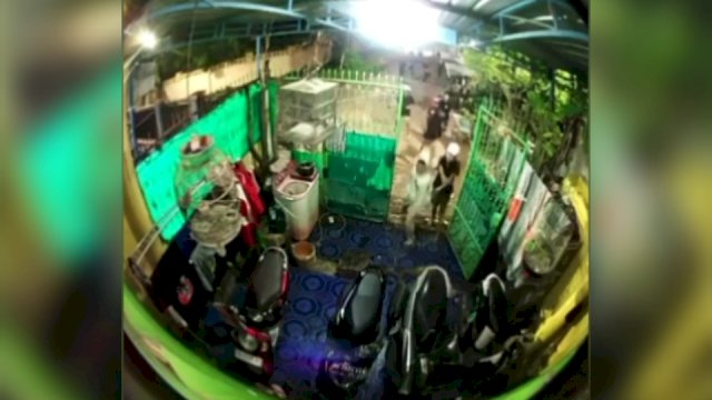 Potongan gambar CCTV memperlihatkan aksi penyerangan rumah warga di Kecamatan Tallo, Kota Makassar. Foto: ist