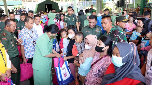 Panglima Kodam XIV/Hasanuddin Mayjen TNI Totok Imam Santoso, menyalurkan sejumlah paket sembako dan vitamin kepada keluarga berisiko stunting dan ibu hamil/IST