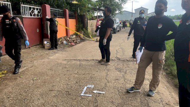 Aparat kepolisian dari Polres Maros saat melakukan olah TKP di lokasi penemuan mayat/IST