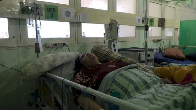 Reski Amaliah, salah satu tersangka (Pasutri) yang ditetakan sebagai tersangka oleh Polres Gowa sedang dirawat di RS Wahidin Sudirohusodo. Foto: Portalmedia/Gita