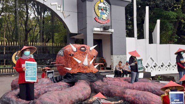 Aksi unjuk rasa berlangsung di depan Kantor Gubernur Sulsel, Rabu (5/10/2022). Foto: Portalmedia/reza