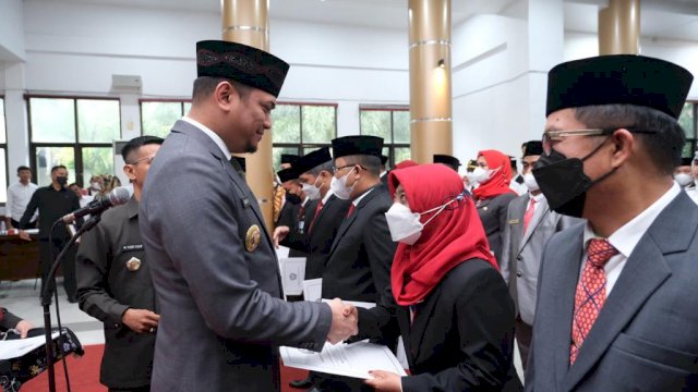 Bupati Gowa, Adnan Purichta Ichsan Saat melakukan Pelantikan dan Pengambilan Sumpah Jabatan Pimpinan Tinggi Pratama, Jabatan Administrator, dan Jabatan Pengawas Lingkup Pemkab Gowa, di Baruga karaeng Galesong, Rabu (5/10)/Ist