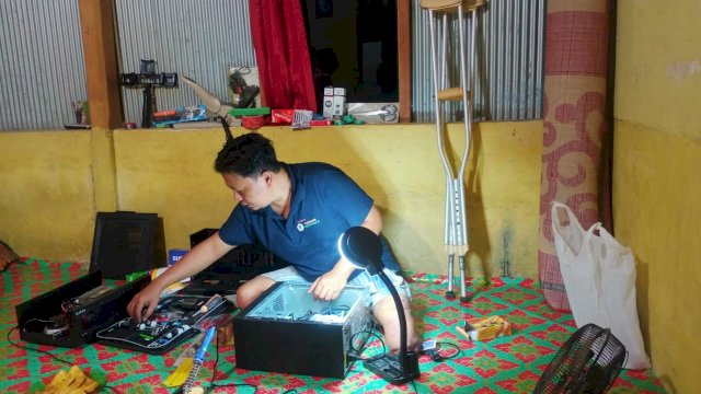 Aktvitas Takdir, dari pelatihan yang diperolehnya di "Teman Disabitas", Ia juga bisa memperbaiki komputer. Foto: Portalmedia?Gita