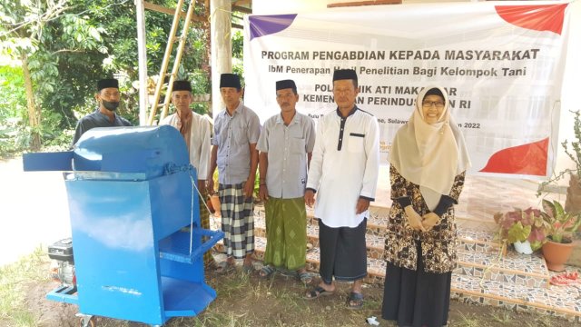 Penyerahan mesin perontok kacang tanah di Desa Bulu Tanah, Bone. Mesin ini merupakan buatan mahasiswa Politeknik ATI Makassar. Foto: dok