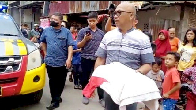 Pihak kepolisian saat membawa janin yang ditemukan warga di Kecamatan Tallo(Portal Media/Reza) 
