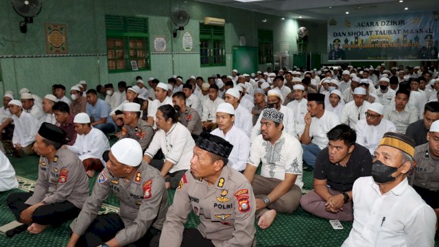 Ratusan tahanan/pelaku kejahatan mengikuti shalat tauat dan dzikir bersama di Polrestabes Makassar, Kamis (6/10/2022) malam. Foto: Portalmedia/reza