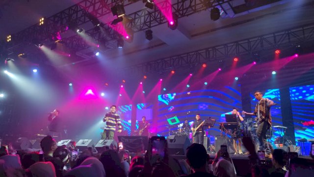 TBA hadir menghibur penggemarnya dan menjadi pembuka dari konser Kahitna, di Sandeq Ballroom Claro Hotel Makassar, Kamis (6/10/2022). Foto: Portalmedia/Al Fath