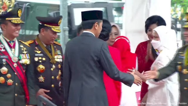 Potongan gambar dari video yang menampakkan Presiden Jokowi tak salami Kapolri, Jenderal Listyo Sigit 
 Prabowo. Foto: ist