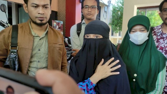 Korban SLV Travel memberikan keterangan di Polda Sulsel. Foto: Portalmedia/Reza