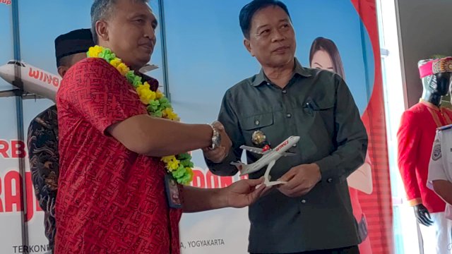 Penerbangan perdana menggunakan pesawat jenis ATR 72-500/600/IST