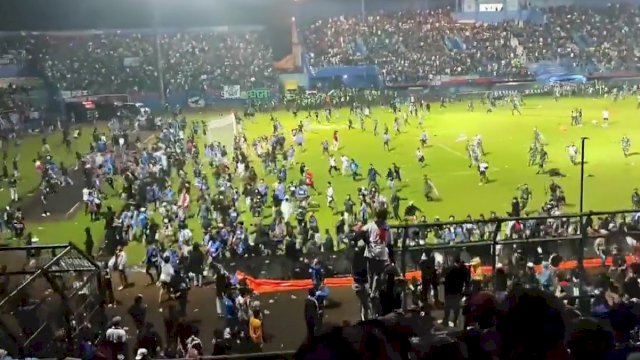 Rekaman kepanikan penonton di Stadion Kanjuruhan saat petugas kepolisian menembakkan gas air mata. Foto: ist