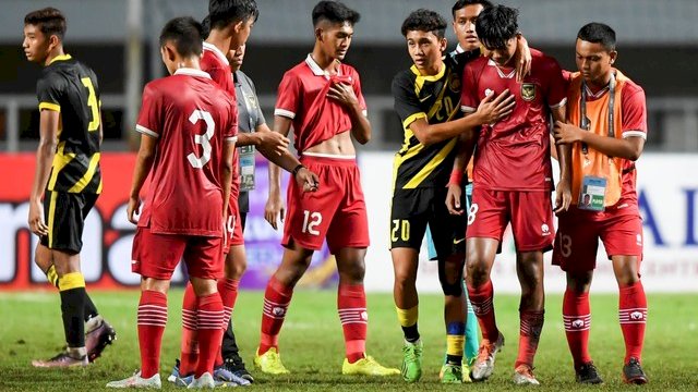 Pemain Timnas U-17 Malaysia Muhammad Aisy Alhakim (ketiga kanan) berusaha menenangkan pemain Timnas U-17 Indonesia Arkhan Kaka Putra (kedua kanan). Foto: dok kumparan