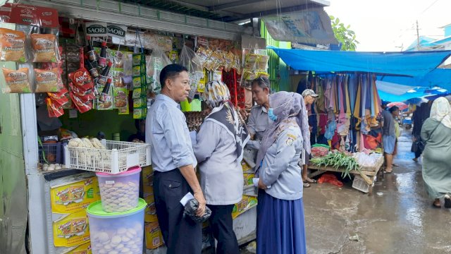 Tim Monitoring dan Evaluasi  Perumda Pasar Makassar saat melakukan pendataan di sejumlah Pasar/IST