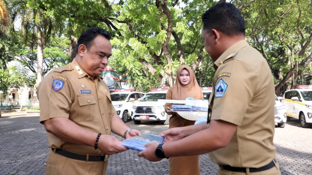 Bupati Bantaeng, Ilham Azikin saat membagikan kain kopri untuk para aparat sipil negara (ASN) di Kabupaten Bantaeng/IST