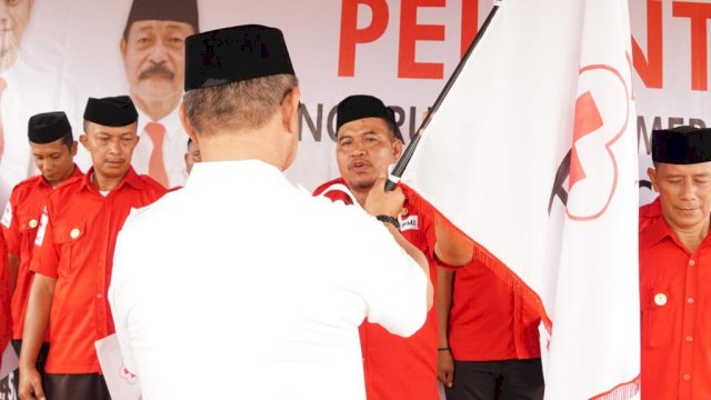 Ketua PMI Kabupaten Gowa, Abd Rauf Malaganni melantik Ketua dan Pengurus PMI Kecamatan Manuju di Lapangan Desa Pattallikang Kecamatan Manuju dan Kecamatan Somba Opu di Gedung Wanita Sungguminasa, Senin (10/10)/IST