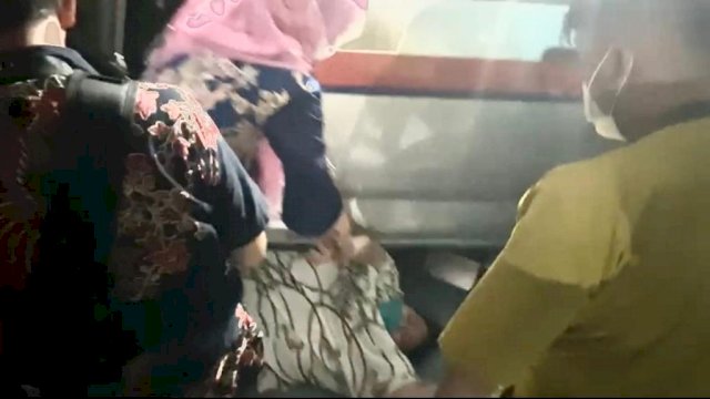 Upaya penjemputan Polres Gowa pada Reski Ameliah (RA) yang tengah dirawat intensif RS DR Wahidin Sudirohusodo. Upaya ini diwarnai dengan kondisi RA yang memburuk, kejang dan mengalami muntah darah. Foto: ist