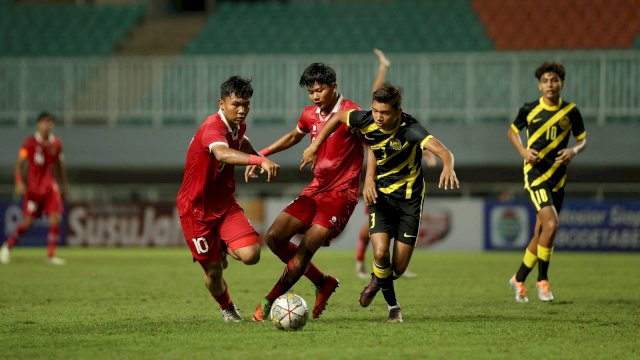 Tim U-17 Indonesia versus Malaysia pada laga terakhir Grup B Kualifikasi Piala AFC U-17 2023 di Stadion Pakansari, Kabupaten Bogor, Minggu (9/10/2022). 