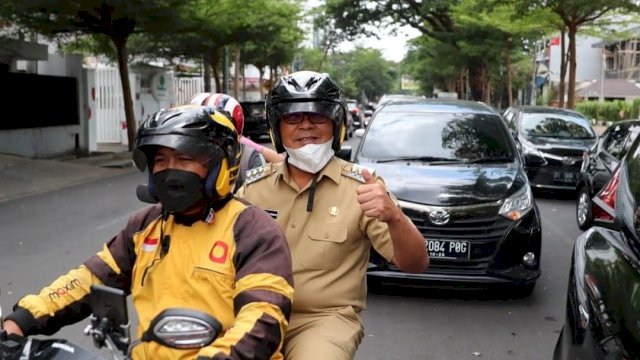 Wali Kota Makassar, Mohammad Ramdhan Pomanto menggunakan jasa ojek onine, Maxim. Foto: ist
