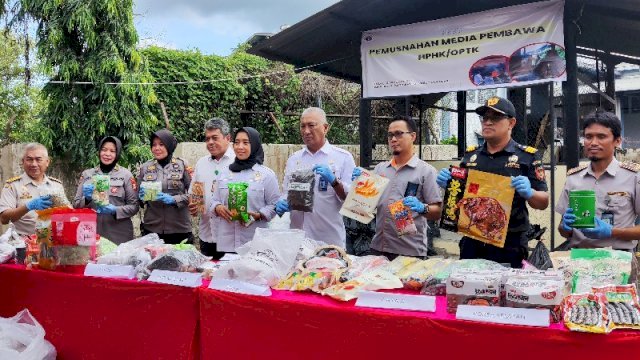 Balai Karantina Pertanian (BKP) Kota Makassar memusnahkan media pembawa Hama Penyakit Hewan Karantina (HPHK) dan Organisme Pengganggu Tumbuhan Karantina (OPTK), Rabu, 12 Oktober 2022/IST