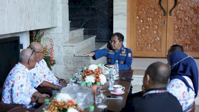 Walikota Makassar Danny Pomanto saat menerima audiensi Komunitas SLIM yang diketuai Yuli Priyono, di Kediamannya Jalan Amirullah, Kamis (13/10/2022)/IST
